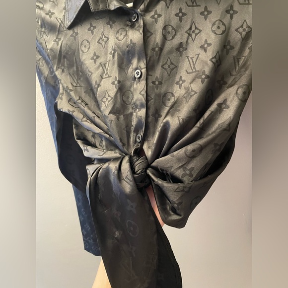 Long sleeve tied button up top - Picture 2 of 3